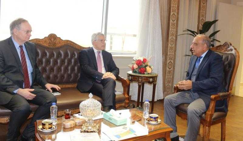 وزيرا قطاع الأعمال والنقل يبحثان مع وفد المفوضية الأوروبية سبل تعديل الحدود الكربونية