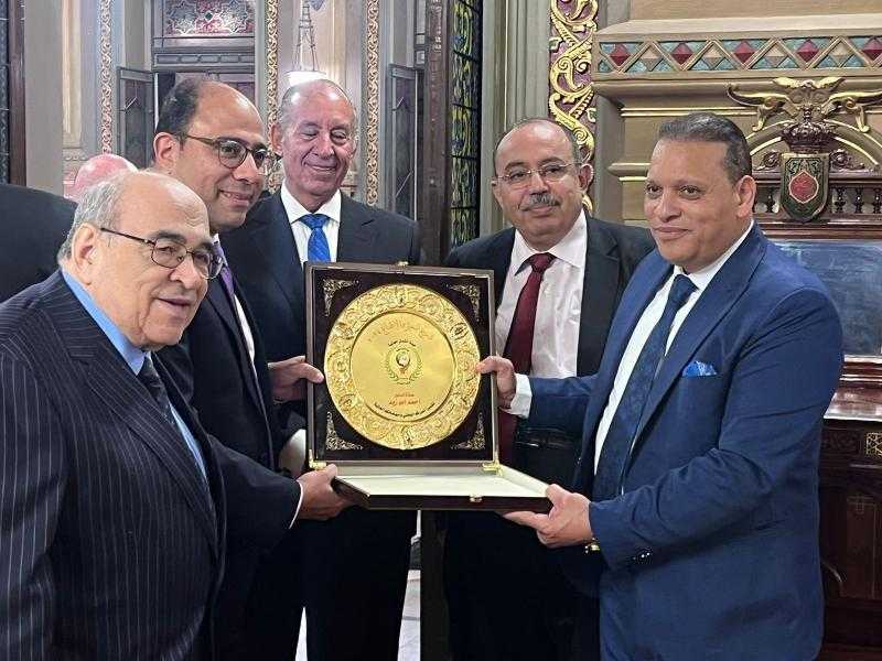 المستشار أحمد الفضالى يسلم درع التميز والإبداع للسفير أحمد أبو زيد في حفل دبلوماسي كبير