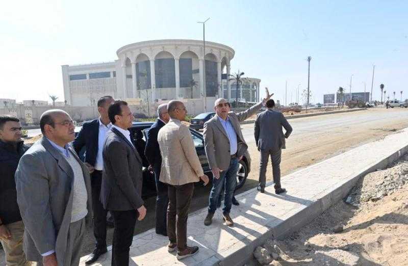 وزير الإسكان يتفقد مشروعات تطوير ورفع كفاءة محاور الطرق بمدينة القاهرة الجديدة | صور