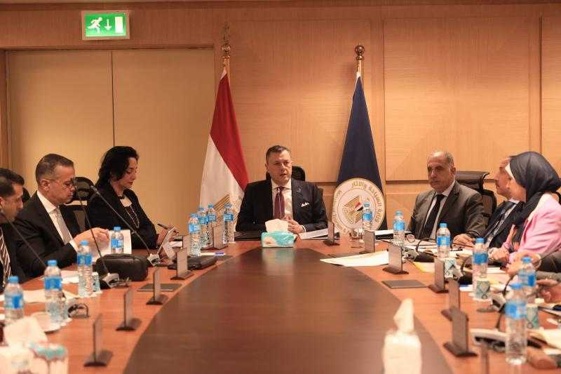 وزير السياحة والآثار يعقد اجتماعا موسعا لمناقشة سبل تطوير السياحة النيلية في مصر