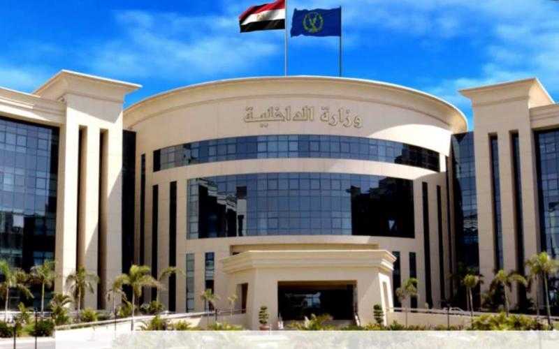 حقيقة عدم تنفيذ أحكام قضائية ضد إعلامي وضابط شرطة سابق في القاهرة