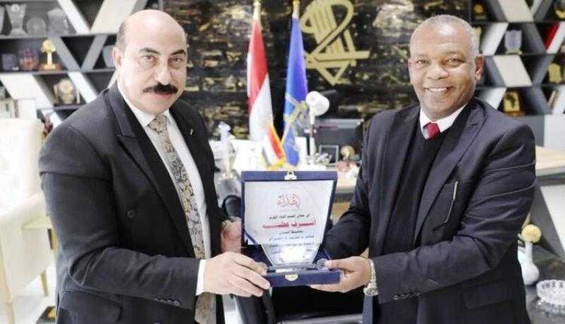 وفد البنك الزراعي المصري يهدي درع البنك لمحافظ أسوان تقديراً للتعاون بين الجانبين