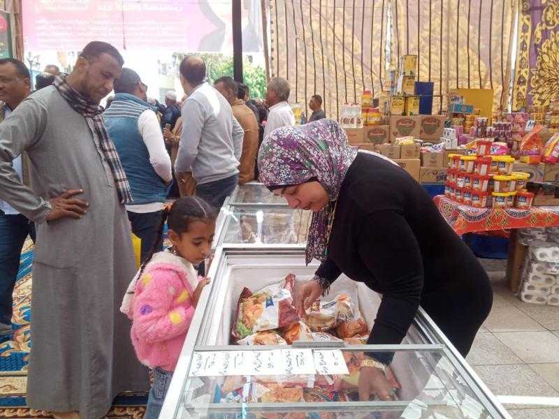 «التموين»: ضخ 140 طن سلع غذائية يوميا في معارض أهلا رمضان بالأقصر