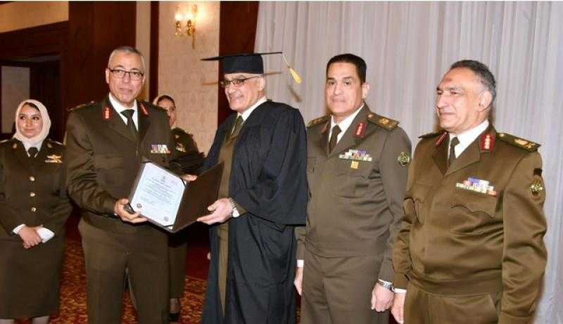 الأكاديمية الطبية العسكرية تسلم شهادات علمية وتكرم المتميزين من الأطباء العسكريين والمدنيين |صور