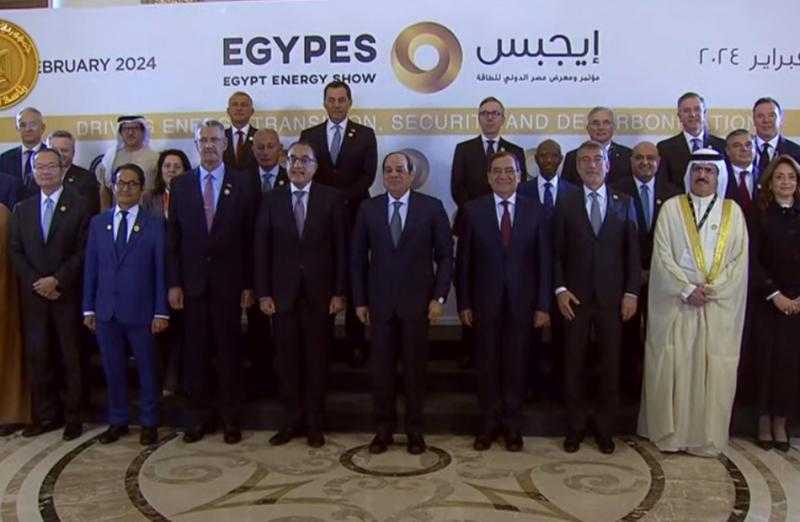 الرئيس السيسي يتوسط صورة تذكارية مع المشاركين بمؤتمر ومعرض مصر الدولي السابع للطاقة «إيجبس 2024»