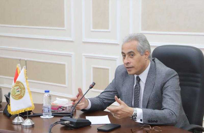 وزارة العمل تسلم مواطنا من ذوي الهمم عقد عمل براتب 4000 جنيه شهريًا