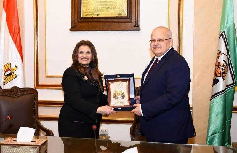 وزيرة الهجرة تهدي درع الوزارة للدكتور الخشت تقديرا لجهوده الأكاديمية والوطنية