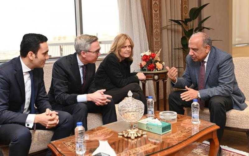 وزير قطاع الأعمال يشهد توقيع اتفاق بناء محطة طاقة شمسية لإنتاج الكهرباء لشركة مصر للألومنيوم