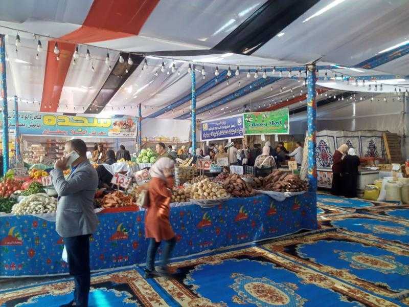 وزير التموين يقرر تخفيض سعر زجاجة زيت الخليط 800 مللي إلي 65 جنيها بدلا من 70 جنيها بـ ”اهلا رمضان”