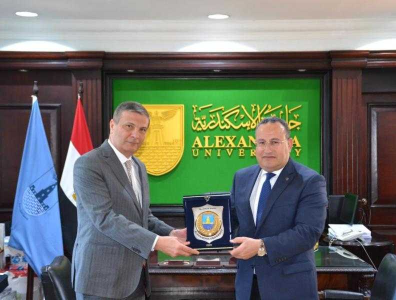 رئيس البنك الزراعي المصري يبحث مع رئيس جامعة الإسكندرية تعزيز التعاون