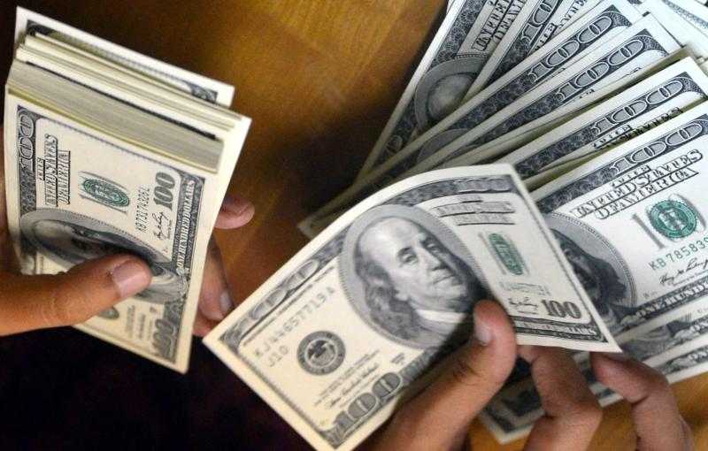 أستاذ اقتصاد: إعلان «مدبولي» عن الصفقة الكبرى أدى إلى ارتباك حاد في سعر الصرف بالسوق الموازية