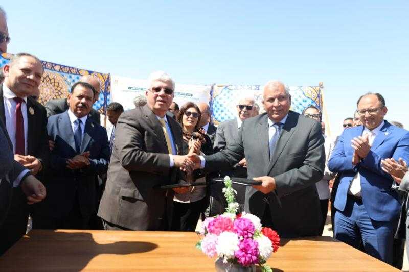 وزير التعليم العالي يضع حجر الأساس لمشروع أرض الجامعات بالوادي الجديد | صور