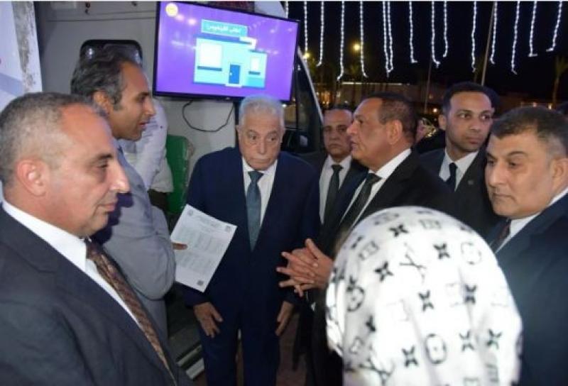 وزير التنمية المحلية يتفقد سيارة المركز التكنولوجي المتنقلة بجنوب سيناء