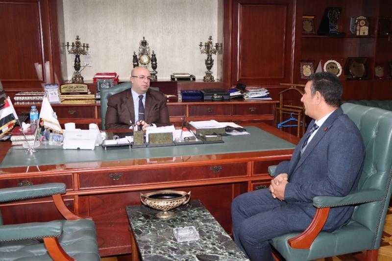 محافظ بني سويف يبحث مع رئيس جهاز المدينة عددًا من الموضوعات التنموية والخدمية المشتركة