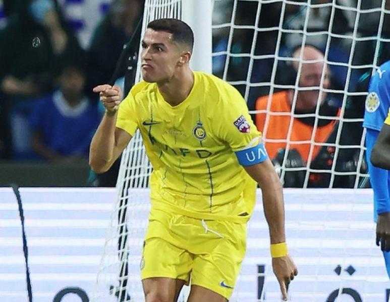 نجم الهلال السابق: كريستيانو تجاوز حدود الأدب