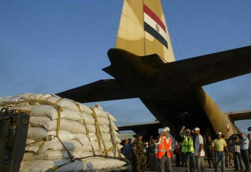 تفاصيل عملية الإسقاط الجوي المصري للمساعدات على ساحل غزة
