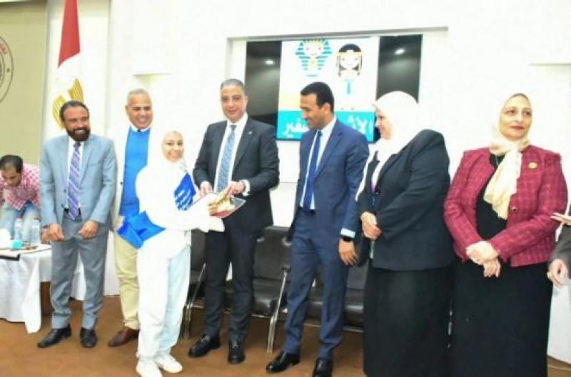 محافظ الفيوم يكرم الطلبة الفائزين في مسابقة ”الأثري الصغير”