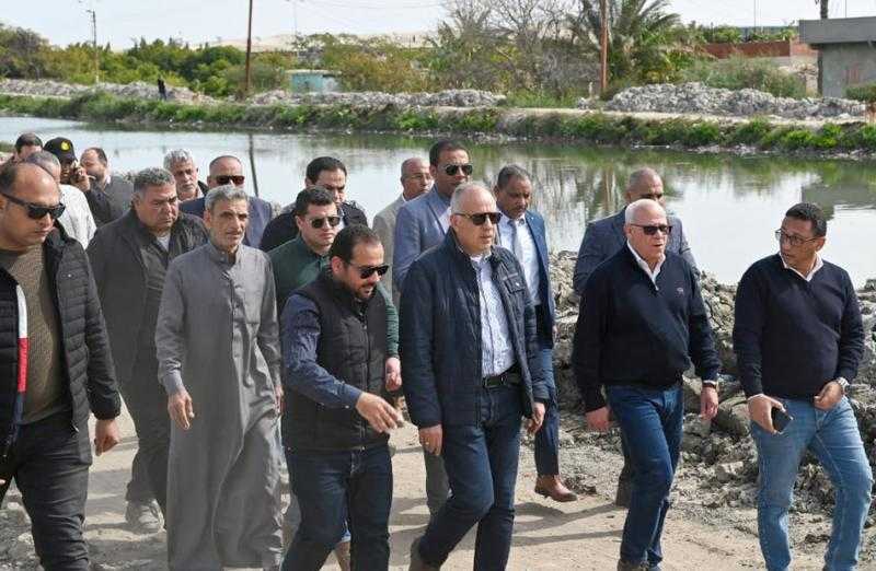 وزير الري ينقل مسئولَين اثنين من مواقعهما..ويكلف باتخاذ الإجراءات القانونية تجاه مقاول تطهير ترعة بورسعيد| صور