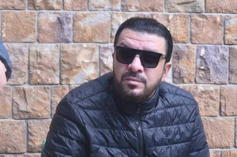 نقيب الموسيقيين مصطفى كامل أول الحاضرين للمشاركة فى جنازة حلمي بكر | صور