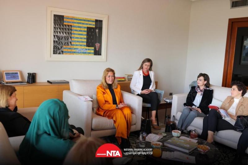 سفارة نيوزيلندا بالقاهرة تستضيف رشا راغب لاستعراض إنجازات ”مدرسة المرأة للتأهيل للقيادة”