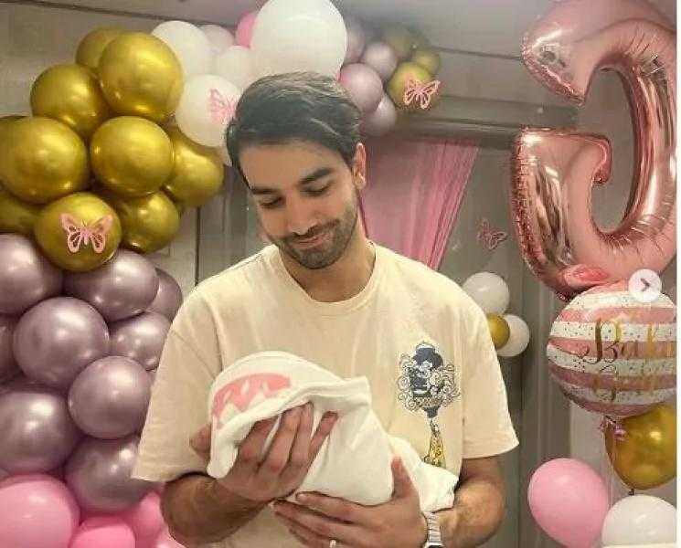 الفنان حازم إيهاب ينشر صورا لمولودته الأولى جميلة