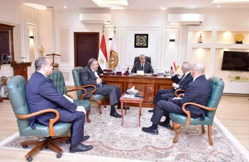 وزير العمل يبحث مع رئيسي ”اتحاد الصناعات” و”الغرف التجارية” ملفات مشتركة| صور