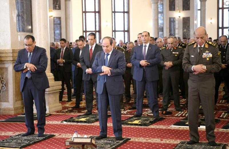 المتحدث الرئاسي ينشر صور أداء الرئيس السيسي صلاة الجمعة بمسجد المشير