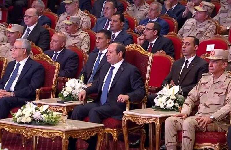 الرئيس السيسي يشاهد استعراض «أنا بحلم وبتمنى أخلي الأرض دي جنة»