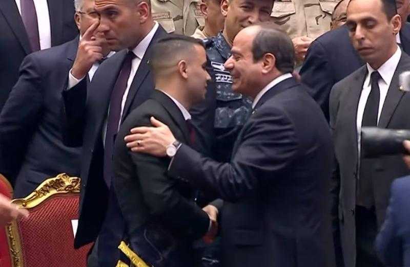 شاب يطلب التصوير مع الرئيس.. والسيسي: ”أنا اللى أجيلك”