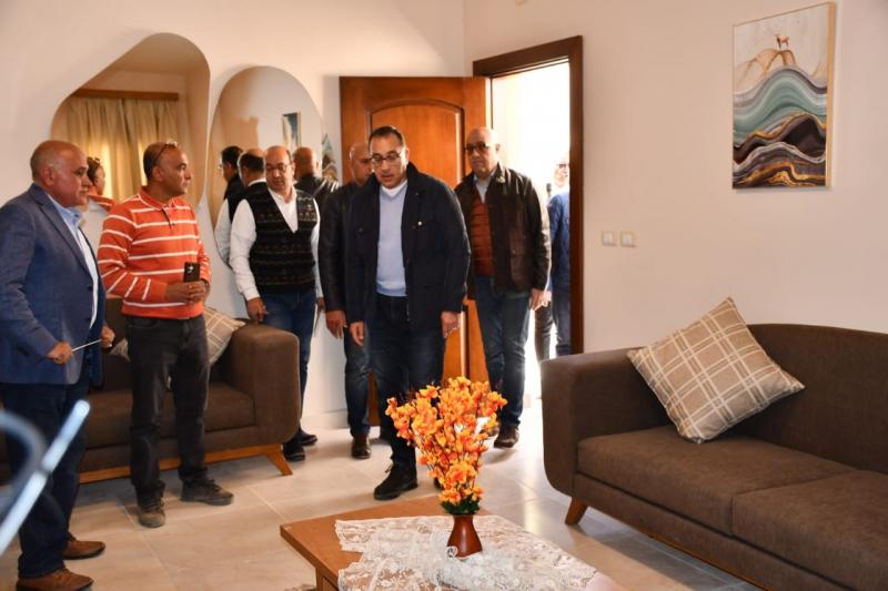 رئيس الوزراء يتفقد المنطقة السكنية بالزيتونة بمدينة سانت كاترين.. صور