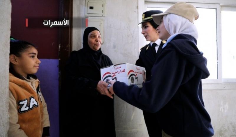 الداخلية تنظم عددًا من القوافل الإنسانية لتوزيع عبوات غذائية على الأسر الأولى بالرعاية