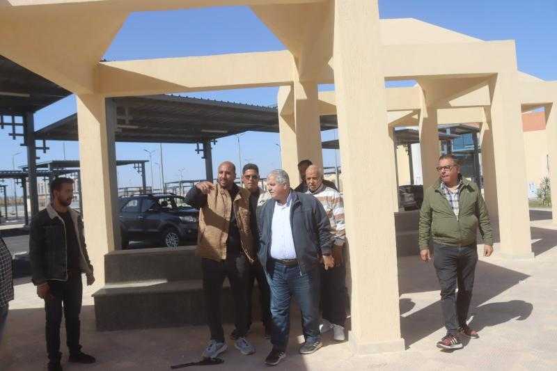 رئيس جهاز العاشر من رمضان يتابع أعمال تطوير الطرق والبنية الأساسية والخدمات بالمدينة
