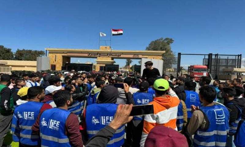 متطوعو التحالف الوطني للعمل الأهلي ينظمون وقفة تضامنية مع الأشقاء الفلسطينيين أمام معبر رفح