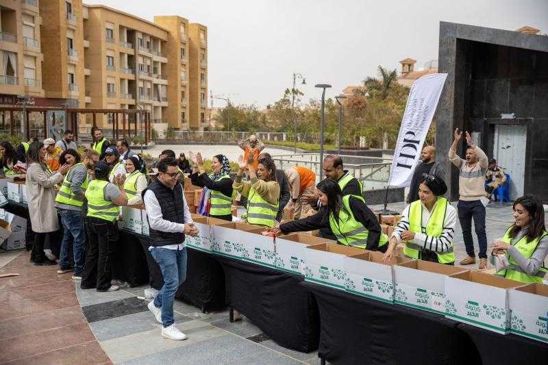 موظفو شركة HDP يشاركون في تعبئة كراتين الخير الغذائية