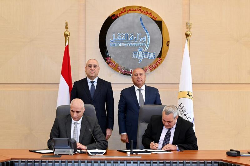 وزيرا الإسكان والنقل يشهدان توقيع بروتوكول تعاون فى مجالات النقل البري بالمدن الجديدة