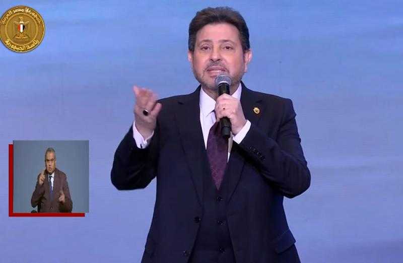 الرئيس السيسي وقرينته يستمعان لأغنية ”تحية لأمي” بصوت الفنان هاني شاكر