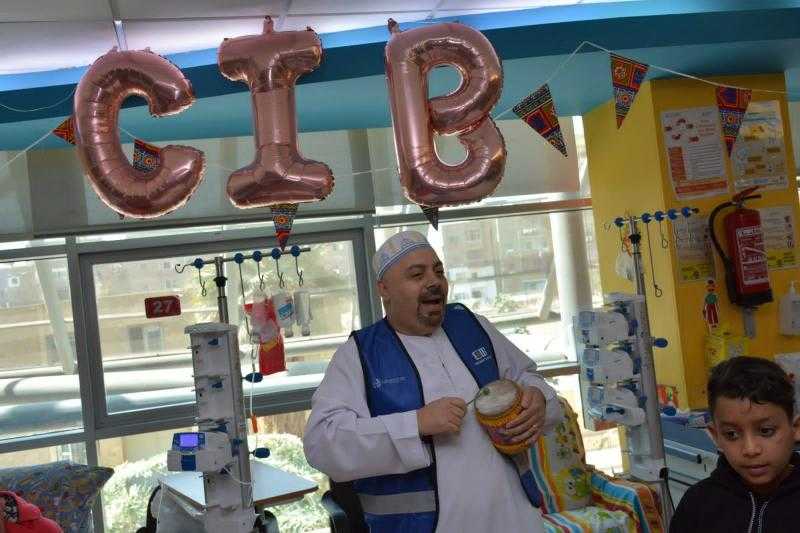 مؤسسة ”التجاري الدولي” تنظم لموظفي البنك زيارة تطوعية لأطفال مستشفى 57357