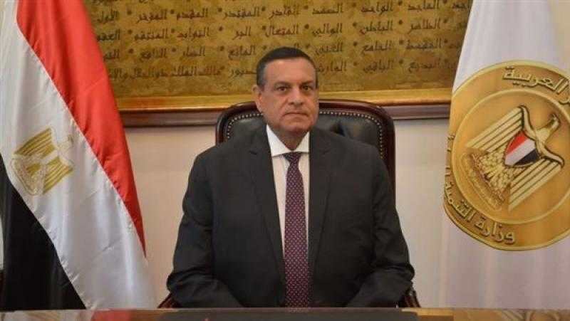 وزير التنمية المحلية يتابع مع المحافظين الإجراءات المتخذة عقب تحريك أسعار المواد البترولية