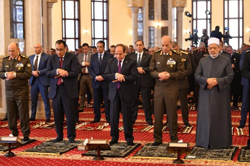 المتحدث الرئاسي ينشر صور الرئيس السيسي يؤدي صلاة الجمعة بمناسبة ذكرى العاشر من رمضان