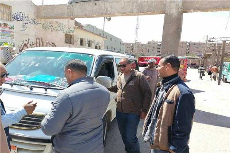 حملات مكثفة على مواقف سيارات الأجرة بالفيوم لمتابعة التزام السائقين بالتعريفة الجديدة