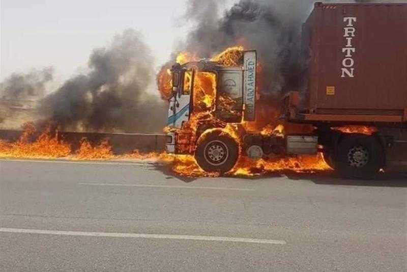 اشتعال النيران في سيارة نقل محملة بالقطن على دائري المعادي
