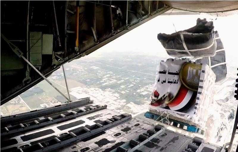 مصر تنفذ أعمال الإسقاط الجوي اليومي للمساعدات الإنسانية والإغاثية على شمال قطاع غزة