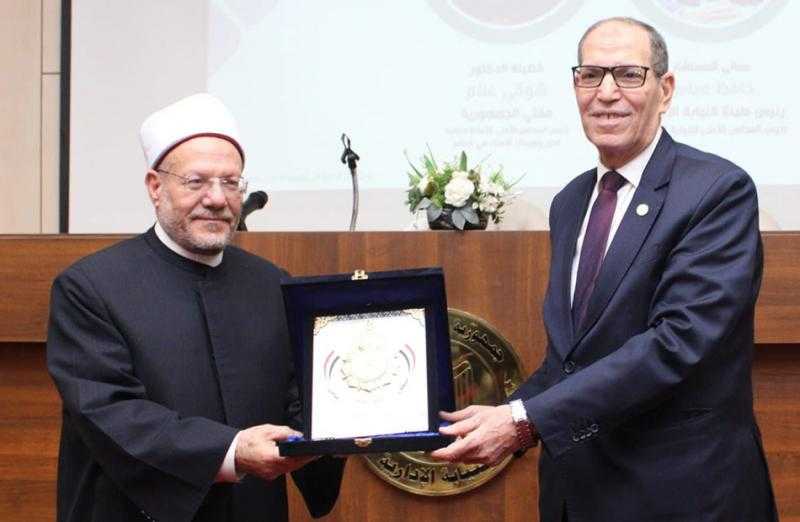 رئيس النيابة الإدارية يلتقي مفتى الجمهورية ويهديه درع الهيئة التذكاري|صور