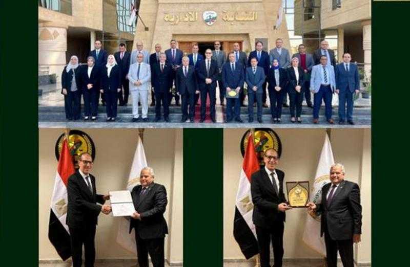 رئيس النيابة الإدارية يكرم مدير وأعضاء المكتب الفني لرئيس الهيئة للتحقيقات