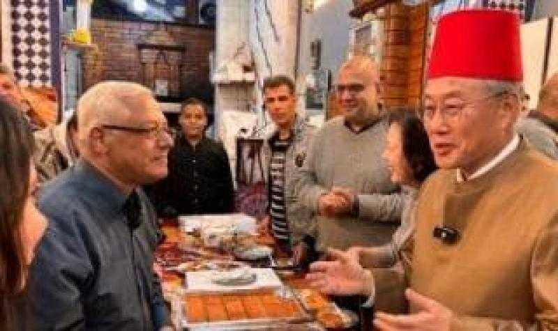 سفير كوريا يحتفل بأجواء رمضان بالطربوش.. ويؤكد: دلوقتى أنا مصرى