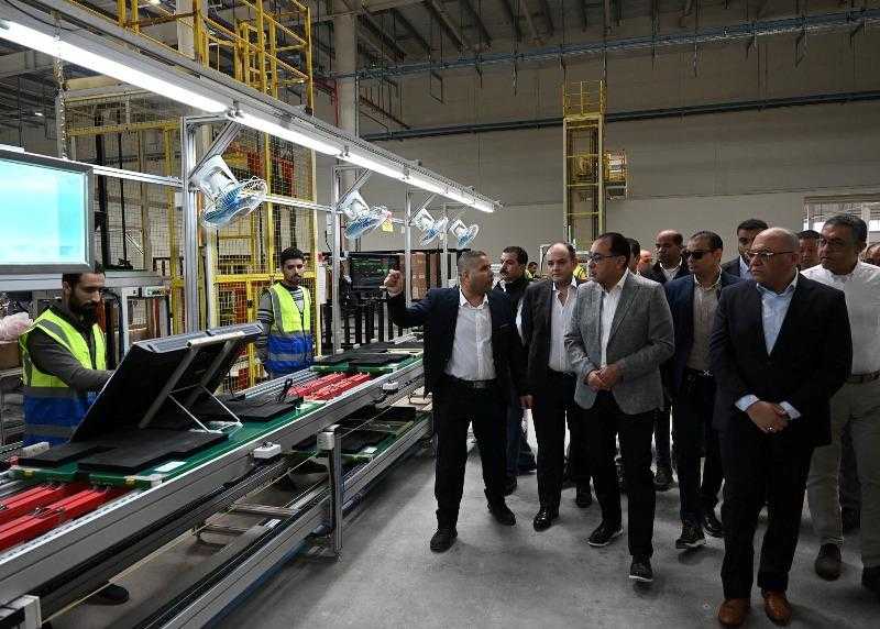 مدبولي يزور مصنعًا لإنتاج الأجهزة المنزلية بالعاشر من رمضان
