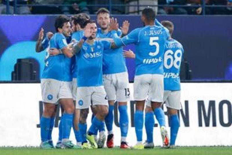 نابولي يهزم مونزا بثنائية ويرتقي لصدارة الدوري الإيطالي