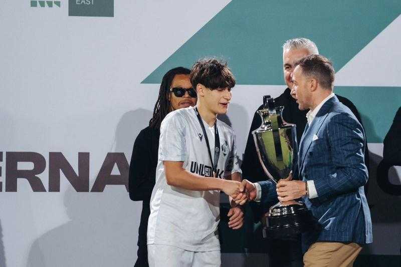 ديل بييرو يسلم كأس بطولة زد الدولية لـ فيتوريا البرتغالي