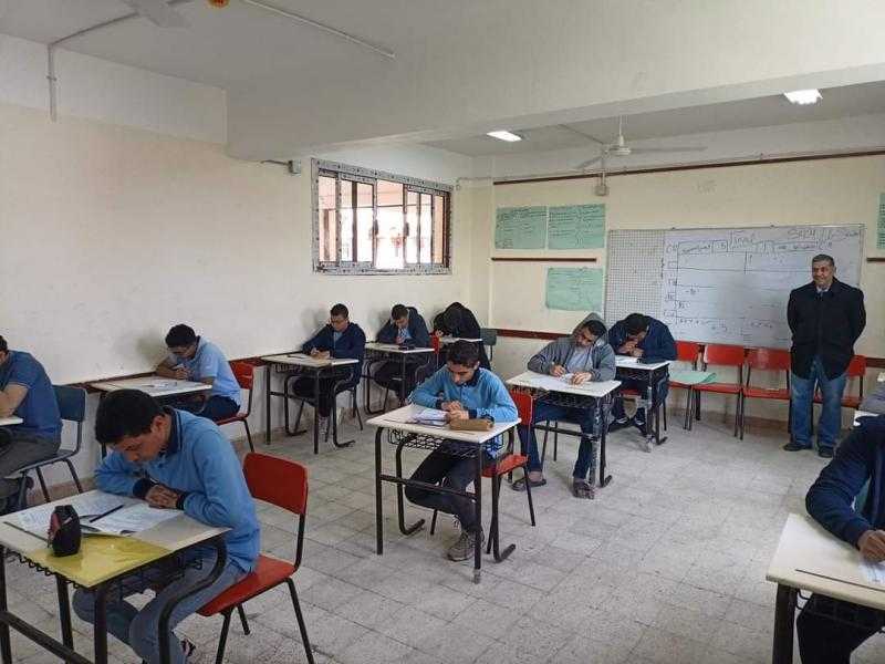 المدارس تعقد امتحانات منتصف الترم الثانى لطلاب مدارس المتفوقين