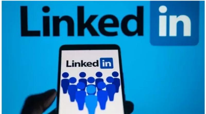 LinkedIn يختبر موجزًا يشبه TikTok